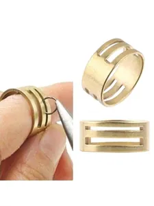 Detail van het koperen buigringgereedschap met tang voor het maken van sieraden
