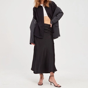 Gonna a sirena in raso nero con blazer grigio per un look da ufficio minimalista