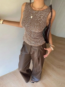 Débardeur chic à paillettes pour femme avec pantalon en cuir marron et sac assorti stylé