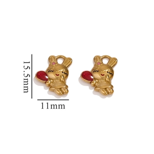 Makroaufnahme mit Maßen eines 3D-Hasenanhängers mit rotem Emaille-Herz-Detail