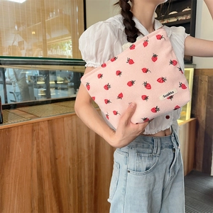 Détail du sac cabas en velours côtelé rose avec imprimé fraise et fermeture éclair