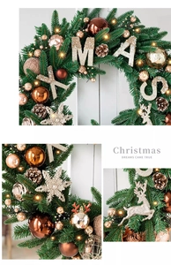 Détail d'une couronne de Noël de luxe avec aiguilles de pin, boules bronze et décor cerf