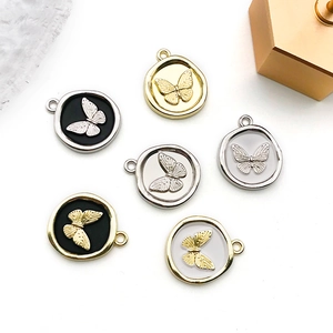 Details von runden Schmetterlingsanhängern aus Legierung mit Emaille und Relief für DIY-Schmuck