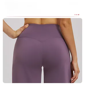 Gros plan sur la couture en V d'un pantalon de yoga violet à taille haute galbant