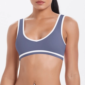 Gros plan d'une brassière de sport gris-bleu avec liseré blanc et col en V