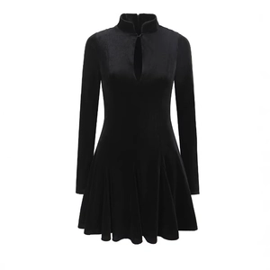 Mini-robe noire en velours à manches longues, col montant et découpe frontale