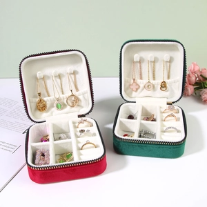 Square velvet jewelry box with metal zipper for rings and necklaces in red and green