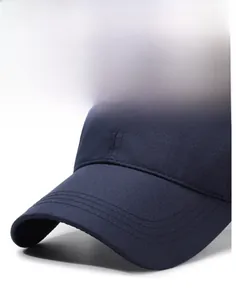 Détail de la visière de casquette en maille bleu marine avec texture nid d'abeille renforcée