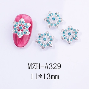 Dettaglio di charms per unghie a fiocco di neve argento con strass blu per manicure