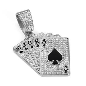 Detailopname van de iced-out royal flush poker hanger met zilveren plating