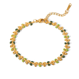 Makro-Detail des verstellbaren Gold-Armbandes mit grünen Emaille-Blättern und Karabiner