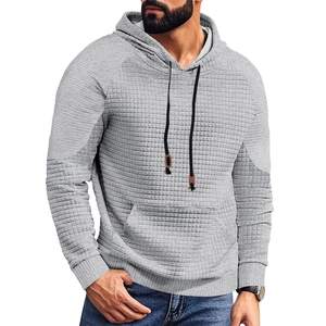 Detailansicht der grauen Waffelstrickstruktur und Beuteltasche an Herren-Hoodie