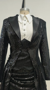 Détail d'un tailleur chic à paillettes noires avec chemise blanche sur un mannequin