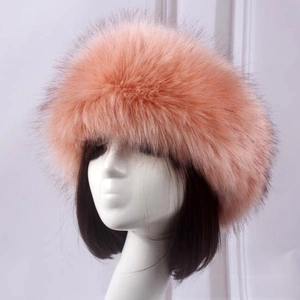 Gros plan d'un bandeau en fausse fourrure rose épais avec texture pelucheuse d'hiver