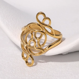 Anello aperto con motivo traforato in acciaio inossidabile placcato oro 18k su fondo bianco
