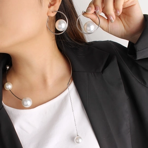 Übertriebenes Modeschmuck-Set mit großen weißen Perlen und silberner Quastenkette