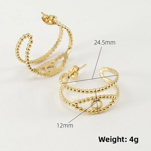 Détail des boucles d'oreilles C en acier plaqué or 18 carats avec texture à bulles