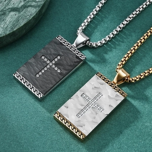 Collane vintage con ciondoli a croce in argento e oro su sfondo verde strutturato