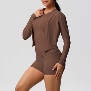 Détail d'un ensemble de yoga café montrant le short taille haute et la veste à col montant