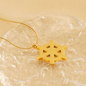 Collier avec pendentif boussole en acier inoxydable doré sur plateau en verre