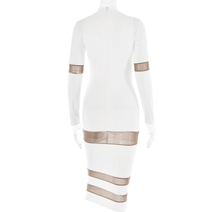 Détail de la robe moulante blanche avec empiècements en résille marron et zip invisible au dos