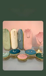 Set de expositores de joyas en terciopelo con pantallas y bustos en tonos Morandi
