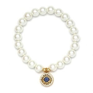 Detailansicht eines Perlenarmbands mit goldenem Evil-Eye-Anhänger und blauem Zirkon