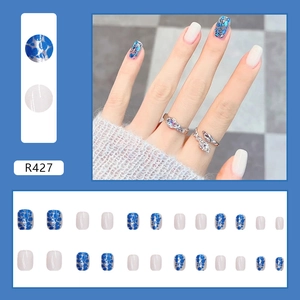 Set unghie finte riutilizzabili corte R427 con decoro a macchie blu e bianco moderno