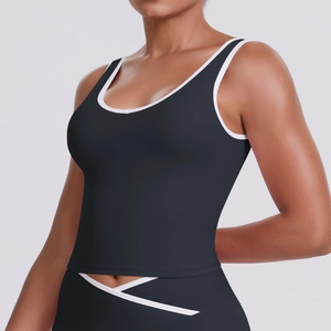 Détail des bordures contrastées noir et blanc sur le gilet de yoga et le legging taille haute