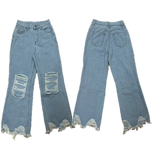 Vista dettagliata fronte e retro di jeans a gamba larga azzurri con strappi e orli sfrangiati