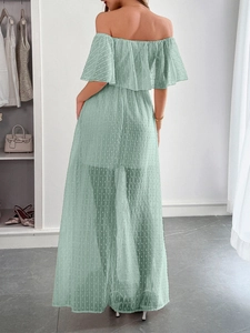 Vista posteriore di vestito verde chiaro a pois con volant eleganti e spalle scoperte