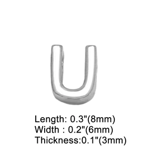Dettaglio pendente lettera argento a forma di U, dimensioni 8mm x 6mm x 3mm