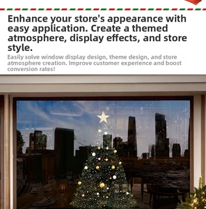 Détail d'un autocollant de Noël doré pour vitrine avec sapin lumineux et étoile chic