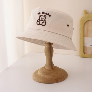 Detailansicht beige Baumwoll-Sonnenhut mit süßer Bärenstickerei und Hi there-Schriftzug
