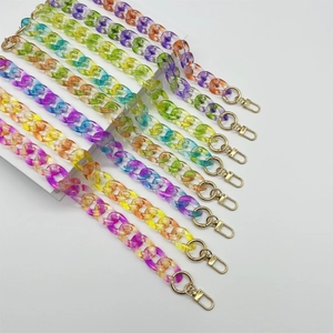 Bunte Acryl-Umhängeketten für Taschen und Handys mit goldenen Karabinern auf Weiß