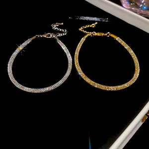 Bracelets ronds en maille de zircon en finitions or et argent sur fond noir