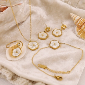 Ensemble détaillé de bijoux en plaqué or 18 carats avec fleurs blanches et petits diamants