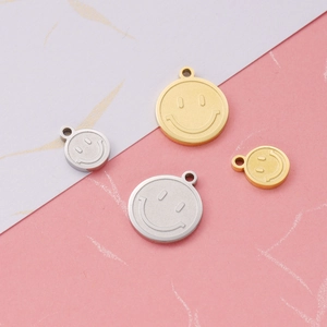 Set van spiegelend roestvrijstalen smiley-hangers in goud- en zilverkleurige afwerking