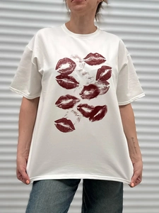 Oversize λευκό βαμβακερό T-shirt με κόκκινα χείλη και χαλαρή γραμμή ώμων