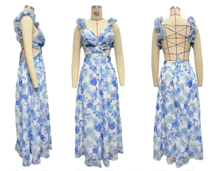 Dettaglio del maxi abito in chiffon floreale con spalline a volant e schiena scoperta