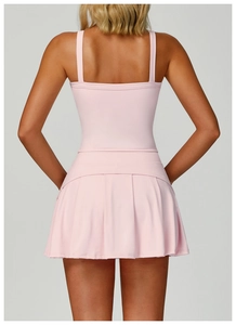 Vista trasera de un vestido de tenis rosa claro ajustado con falda plisada y tiras