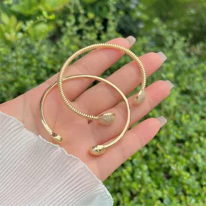 Bracciali aperti placcati oro 18K con pavé di zirconi per l'uso quotidiano
