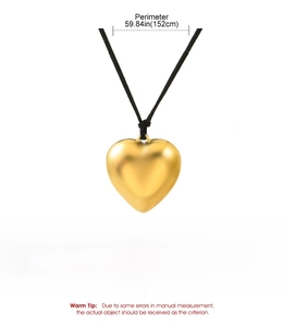 Détails du grand pendentif cœur doré brillant avec les dimensions et cordon du collier
