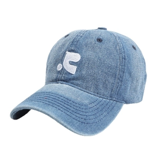 Casquette de baseball en jean bleu clair rétro avec broderie P blanche et texture délavée
