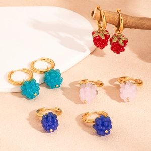 Boucles d'oreilles grappes colorées en rouge, bleu et rose avec anneaux dorés en acier