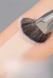Détails des poils denses du pinceau à fond de teint biseauté et effet d'application lisse