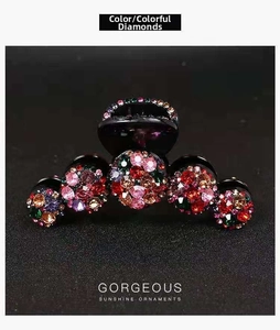 Dettaglio macro di strass colorati scintillanti su un elegante fermaglio per capelli