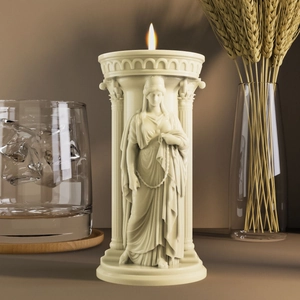 Athena-Göttin-Skulptur Kerze mit römischem Säulenrelief auf ästhetischem Hintergrund