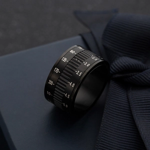 Macro d'une bague tournante noire de 12 mm en forme d'objectif avec échelles gravées
