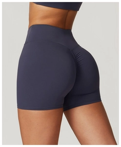 Détail du short de yoga taille haute scrunch butt avec couture liftante bleu marine
